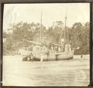 228998 Het gestrande schip en haar bemanning op Habee of Vleermuiseiland (Indonesië)